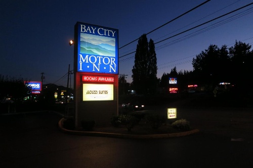 Bay City Motor Inn image 2