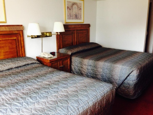 Bay City Motor Inn image 25